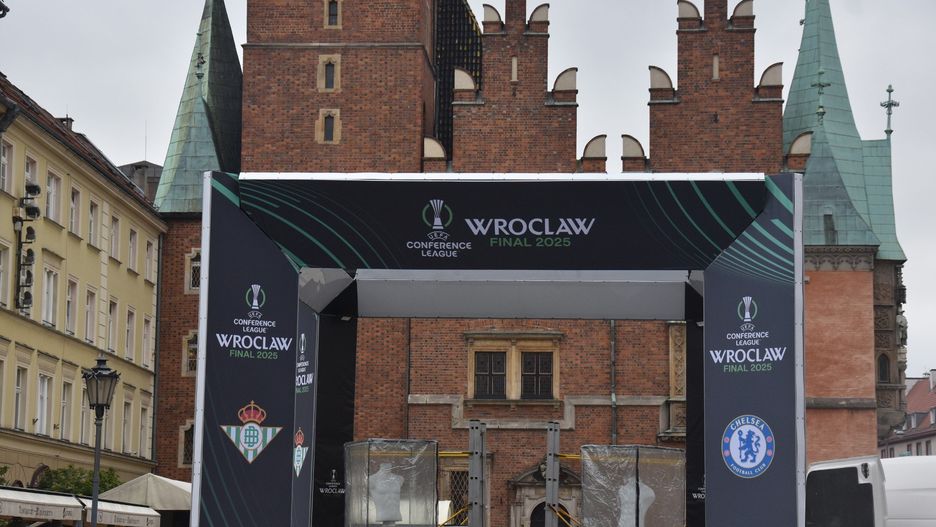 Budowa strefy kibica Ligi Konferencji na wrocławskim Rynku