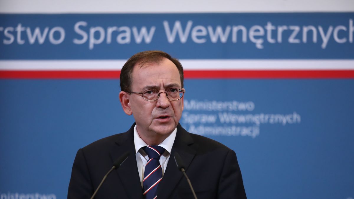 Warszawa, 02.09.2021. Minister spraw wewnętrznych i administracji Mariusz Kamiński podczas konferencji prasowej w siedzibie Ministerstwa w Warszawie, 2 bm. Spotkanie dotyczyło szczegółów rozporządzenia o stanie wyjątkowym w przygranicznym pasie z Białorusią, czyli w części województw podlaskiego i lubelskiego. (amb) PAP/Tomasz Gzell