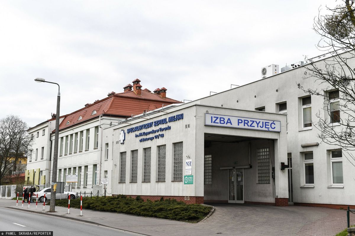 Grupa osób wdarła się do szpitala w Toruniu bez maseczek
