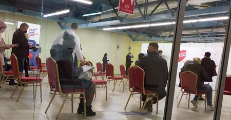 Szczepienia w Rzeszowie. Jednorazowe strzykawki wykorzystano wielokrotnie? "Było polecenie, szybko odwołane"