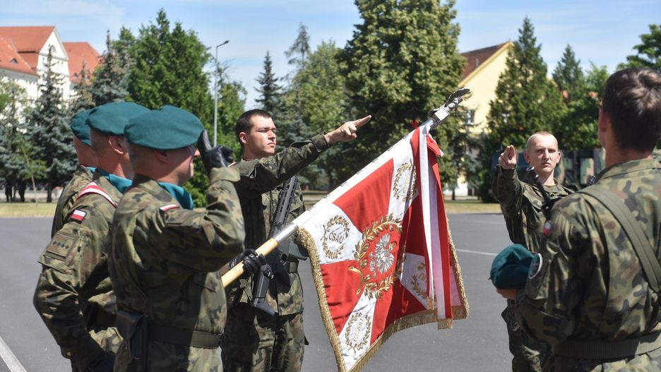 Przysięga wojskowa uczestników kolejnego turnusu &#34;Wakacji z wojskiem&#34; w Centrum Szkolenia Artylerii i Uzbrojenia w Toruniu