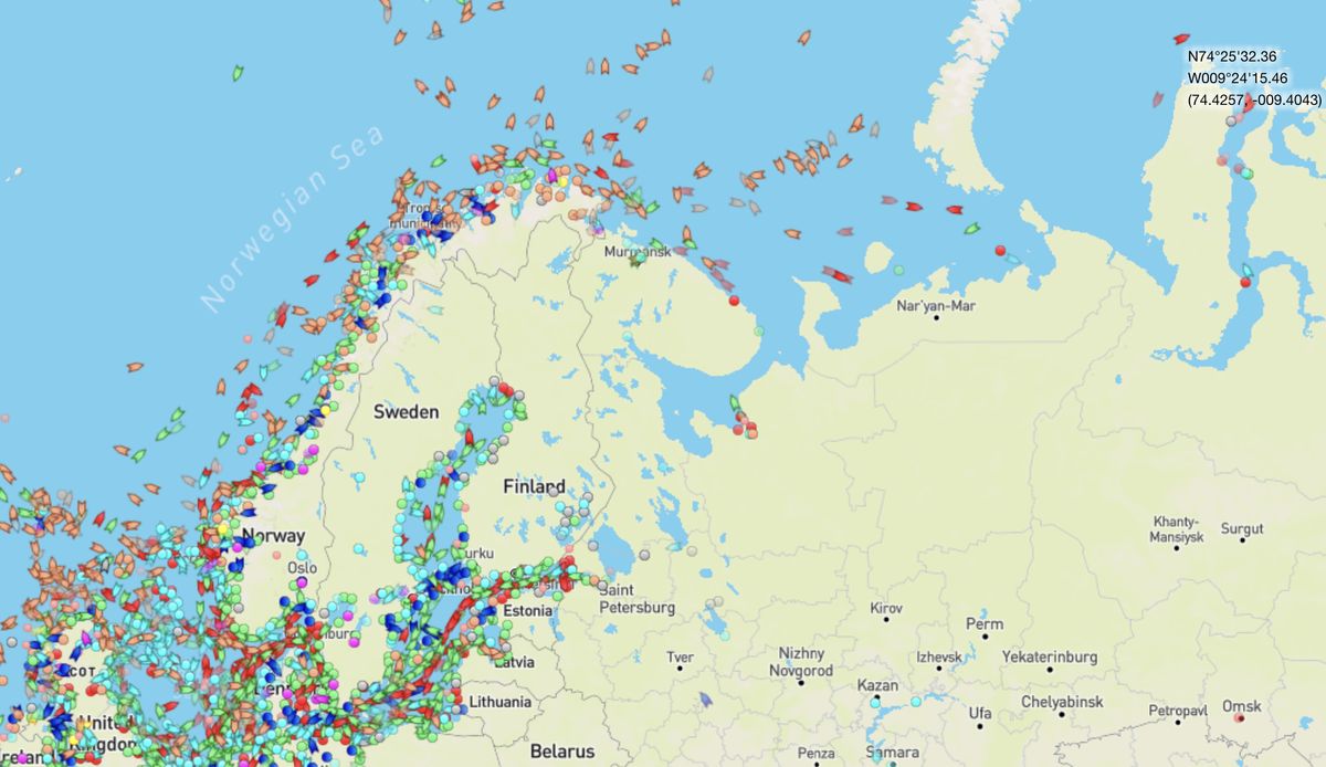 Mapa, na której na bieżąco można obserwować przemieszczanie się statków, pokazuje jakie są najczęściej obierane kierunki rosyjskich transportów drogą wodną