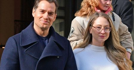RZADKI WIDOK: Henry Cavill przyłapany przed hotelem ze swoją ukochaną. Ładna z nich para? (ZDJĘCIA)