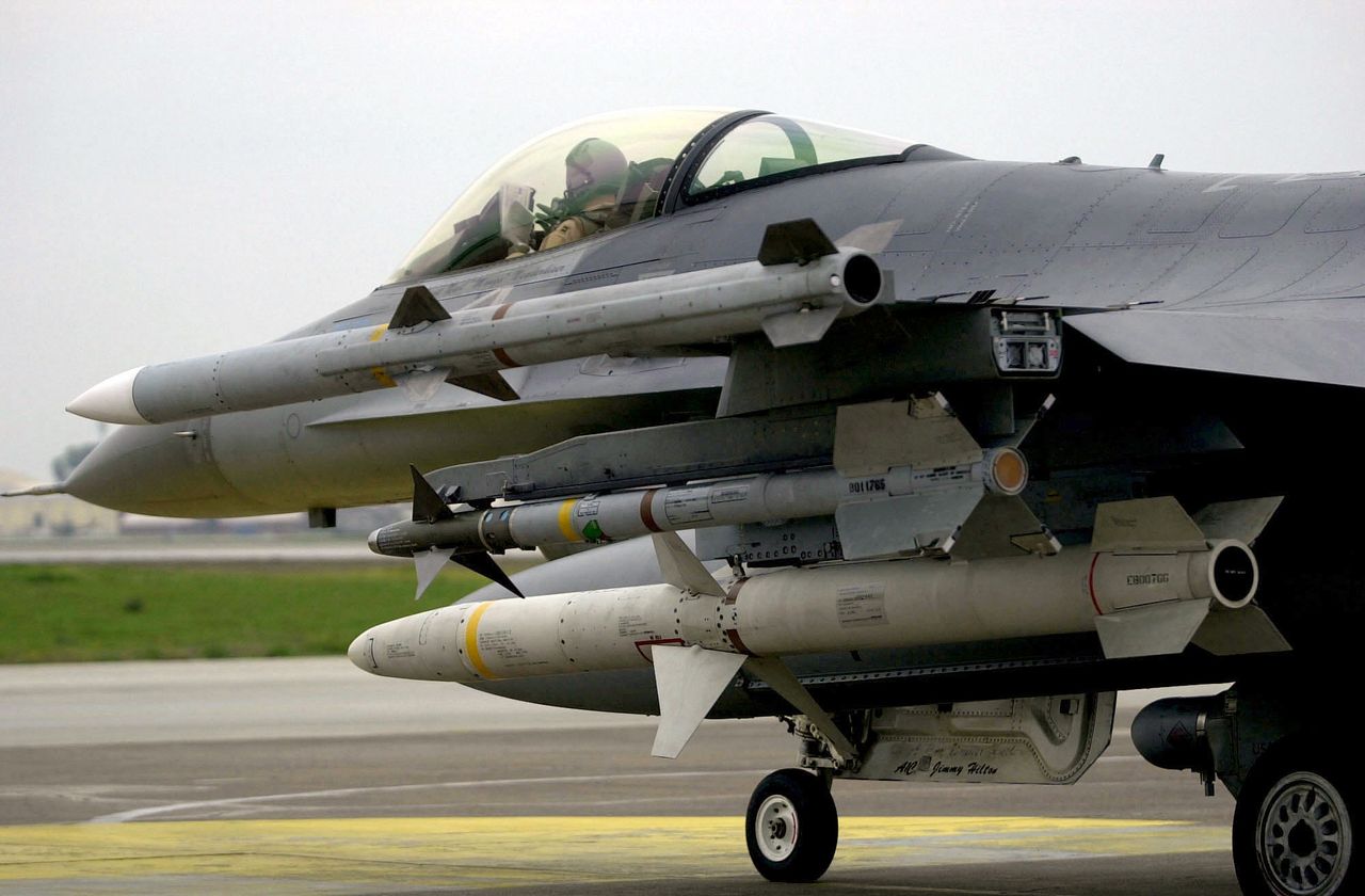 Pociski AMRAAM, Sidewinder i AGM-88 HARM pod skrzydłem F-16C