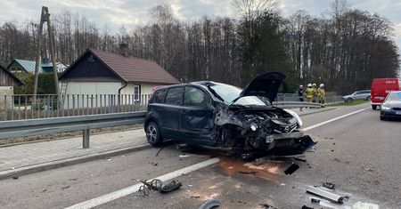 Z auta niewiele zostało. Groźny wypadek na DK17