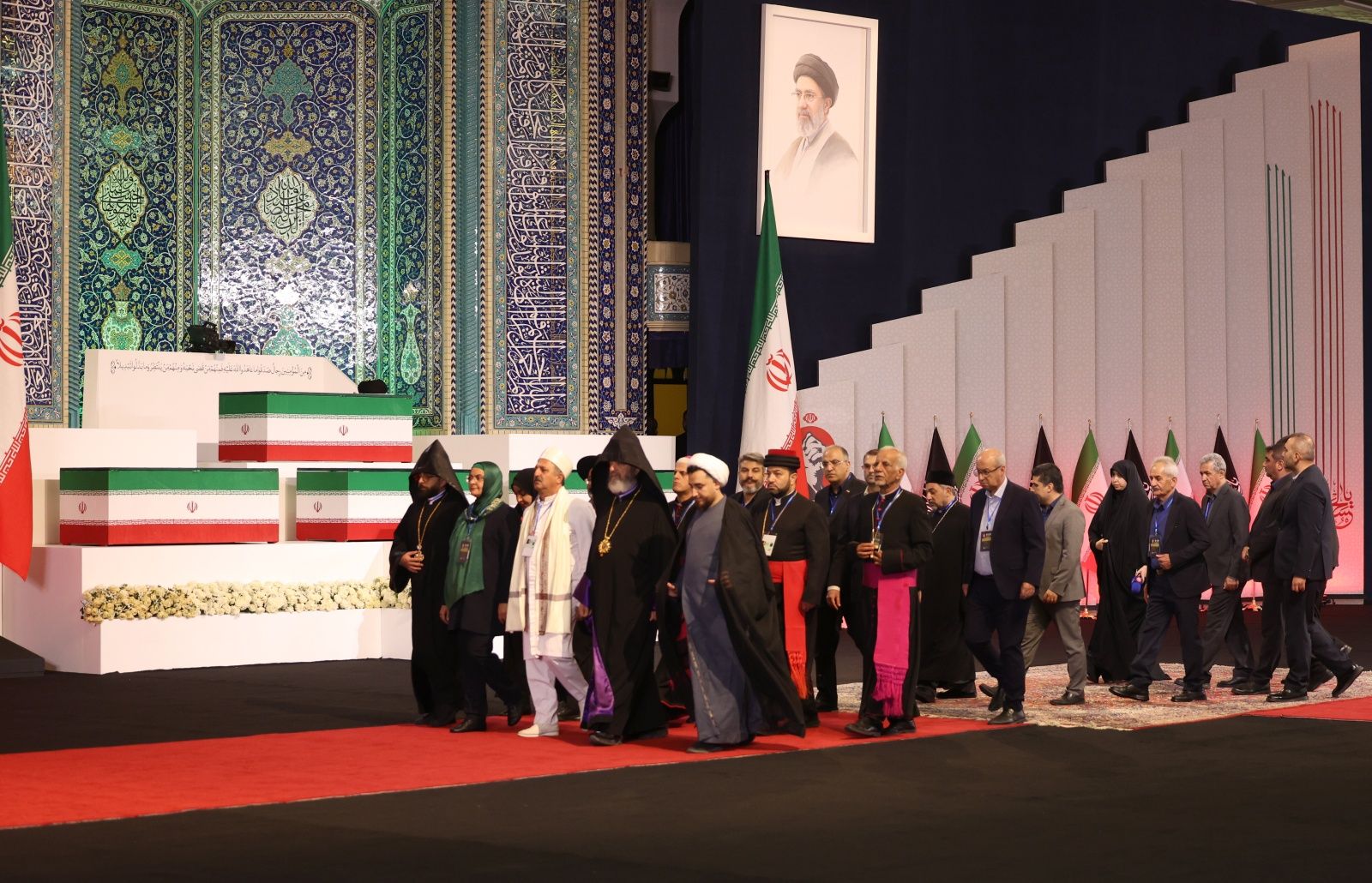 Chamenei w końcu zostanie pochowany. Iran wysyła Trumpowi sygnał