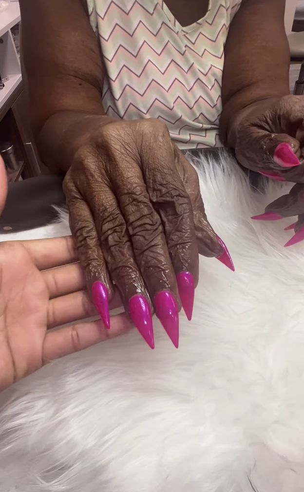 Manicurzystka pokazała paznokcie swojej klientki. Internauci byli w SZOKU (WIDEO)