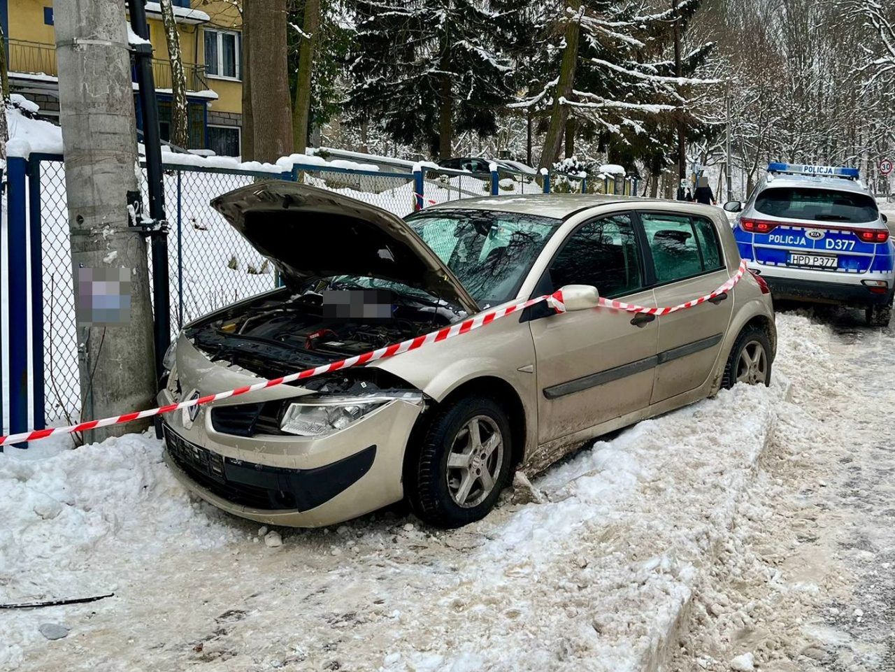 Nałęczów: 23-latka, po gwałtownym manewrze, uderzyła Renaultem w słup energetyczny