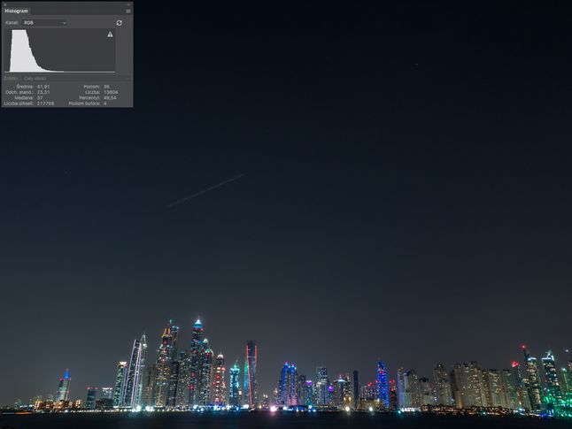 Mimo że histogram wskazuje niedoświetlenie, to zdjęcie nie mogłoby być jaśniejsze, Dubaj