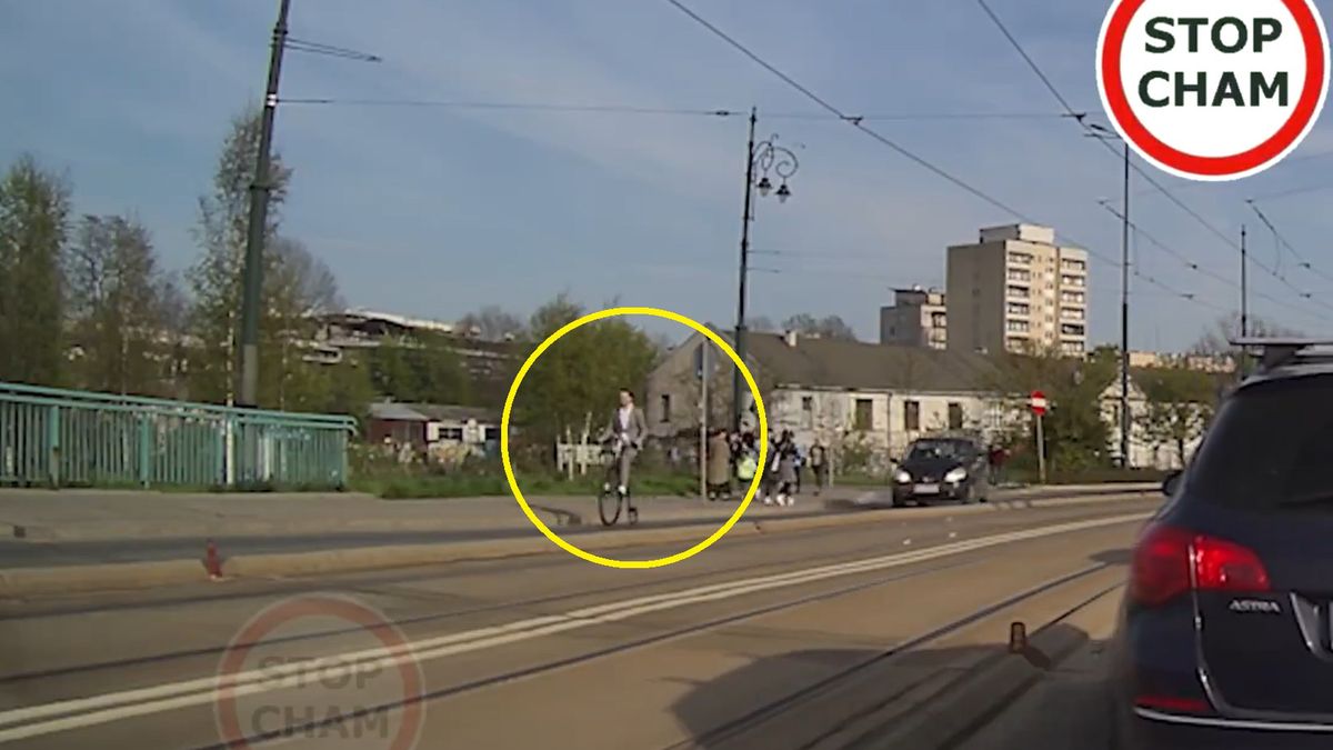 Mężczyzna na bicyklu jechał po Krakowie  