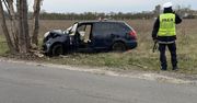 Reguły: Skoda uderzyła w drzewo pod Warszawą. Kierowca był pijany