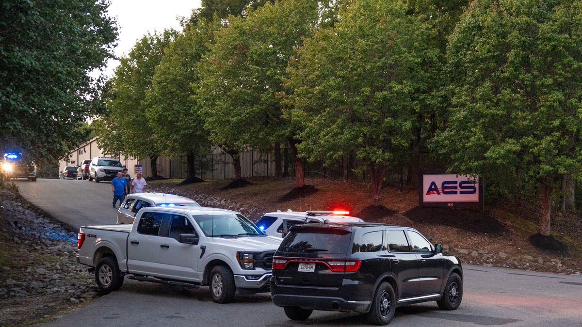 Explosion at Tennessee munitions plant leaves 19 missing
epaselect epa12446221 Emergency vehicles at the main entrance after an explosion at Accurate Energetic Systems left at least 19 people missing according to officials in McEwen, Tennessee, USA, 10 October 2025. The munitions plant reportedly manufactures explosives for military and industrial usage.  EPA/MARTIN B. CHERRY 
Dostawca: PAP/EPA.
MARTIN B. CHERRY
epaselect