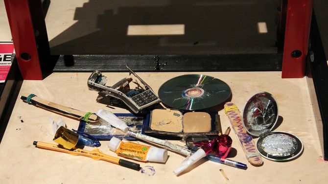 Muzyka zepsucia. Niszczy gadżety i robi z tego piosenkę 1