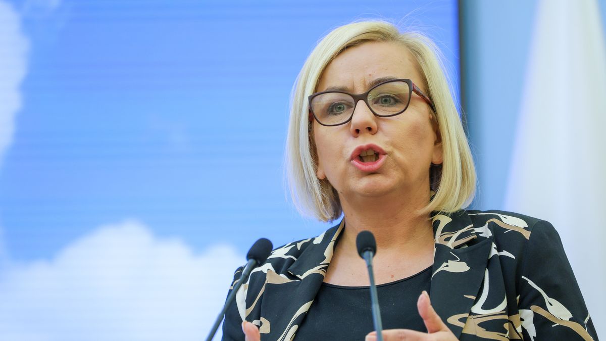 Warszawa, 25.06.2025. Minister klimatu i środowiska Paulina Hennig-Kloska na konferencji prasowej w Kancelarii Prezesa Rady Ministrów w Warszawie, 25 bm. Konferencja dotyczyła ustawy wspierającej rozwój energetyki wiatrowej na lądzie i mrożenia cen energii w drugiej połowie 2025 r. (aldg) PAP/Rafał Guz