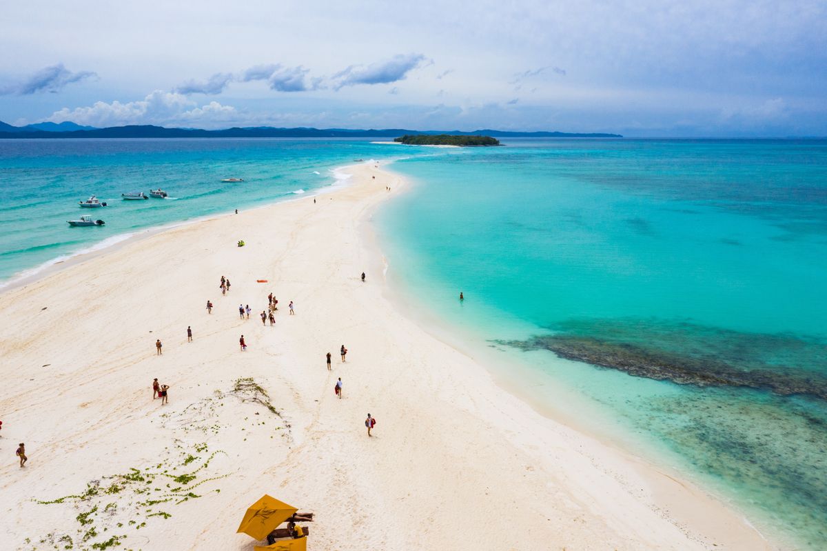 Plaże na Madagaskarze mają biały piasek, a woda w oceanie jest turkusowa