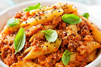 Dorzucam włoski przysmak i obiad gotowy. Jeszcze lepsze niż makaron z kiełbasą