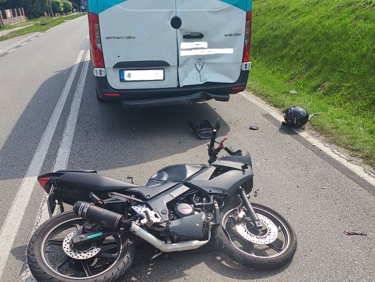 Wysoka: Zderzenie motocykla z busem. Poszkodowany 16-latek w szpitalu