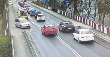 Zrobili korytarz życia. Nagle pojawił się ford