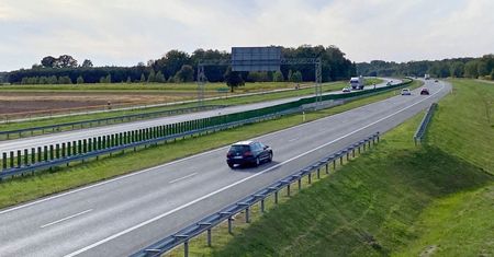 Awaria na autostradzie - czy można jechać i kiedy trzeba się zatrzymać?