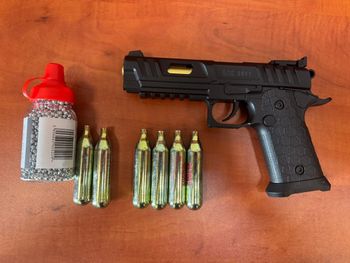 Leszno: 21-latek strzelał do ojca z broni pneumatycznej