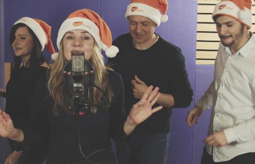 Dziennikarze i prezenterzy Radia ZET Gold śpiewają pastorałkę