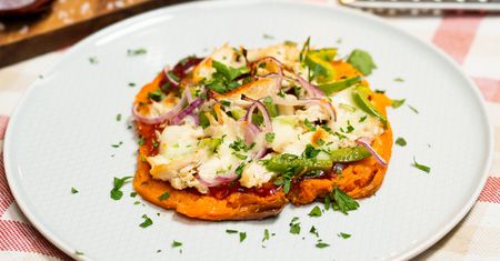 Gdy na stole pojawia się ta pizza, słychać tylko brzdęk talerzy. Spód przygotowano z warzywa