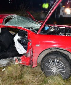 Tragiczny wypadek. Auto rozpadło się na pół