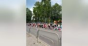 Gigantyczna kolejka. Stali już przed 10.00. Wideo ma 190 tys. odsłon