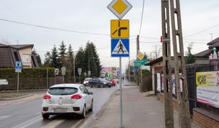 Kierunkowskaz na skrzyżowaniu z pierwszeństwem łamanym. Błąd to 200 zł mandatu