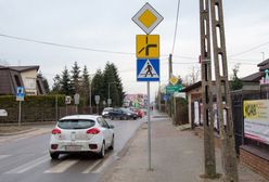 Kierunkowskaz na skrzyżowaniu z pierwszeństwem łamanym. Błąd to 200 zł mandatu