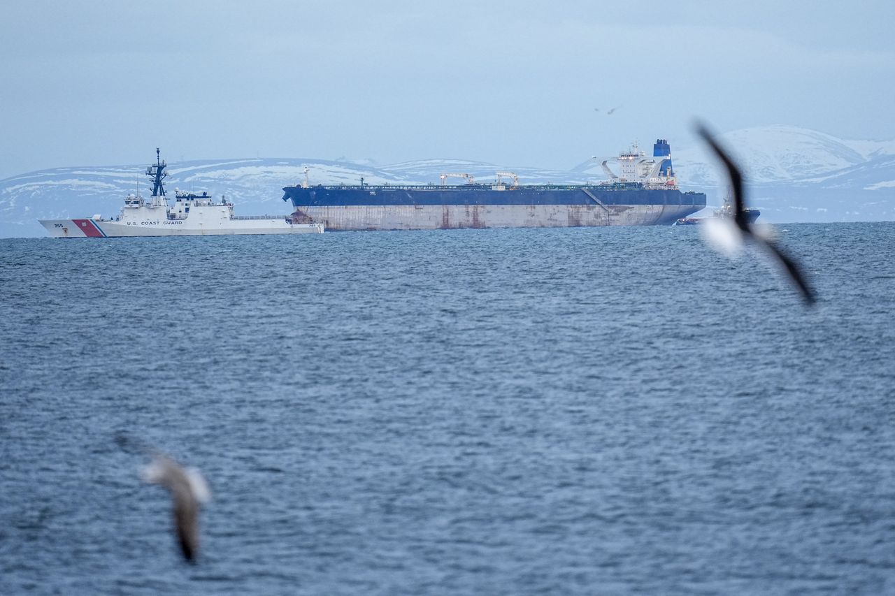 Awaria tankowca z rosyjską ropą. Statek "floty cieni" dryfował przy brzegach Hiszpanii