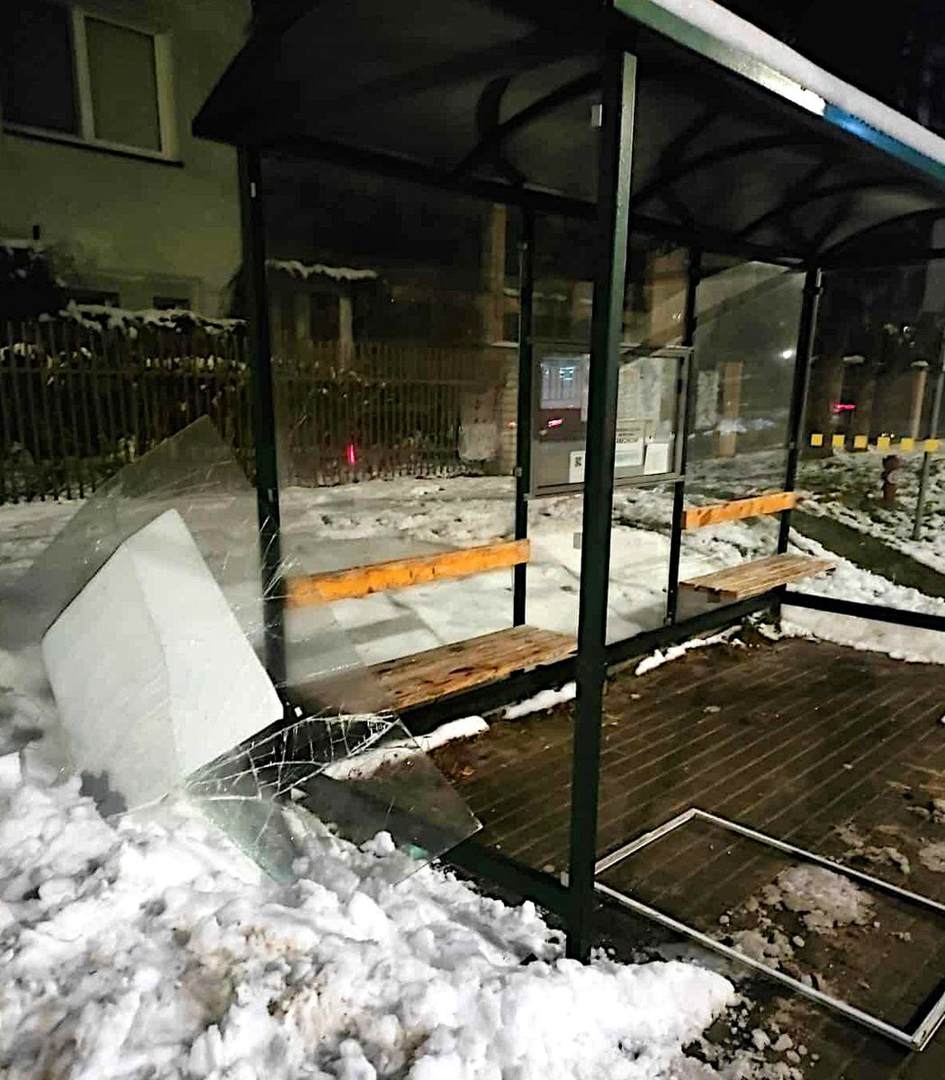 Uszkodził wiatę przystankową.
