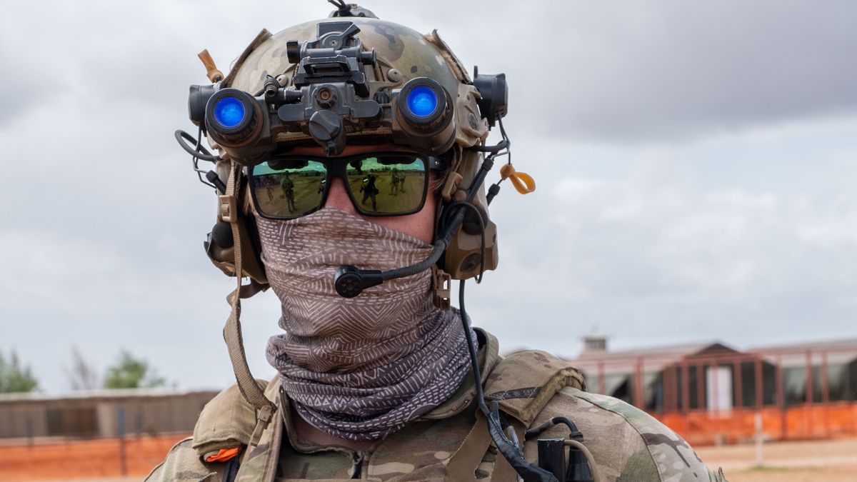 BALEDOGLE, SOMALIA - AUGUST 3, 2023: US Navy Seals commandos at Baledogle airfield where they are training Soldiers of the Somali National Army commando force, Danab. August 3, 2023 in Baledogle, Somalia. Danab forces are initially trained by Bancroft Global Development, a U.S. private military contractor, and then trained in specialized skills by US Special Operations Navy Seals Commandos. They are assisting them with skills to fight  Al-Shabab Islamic militants. (Photo by Jonathan Torgovnik/Getty Images)