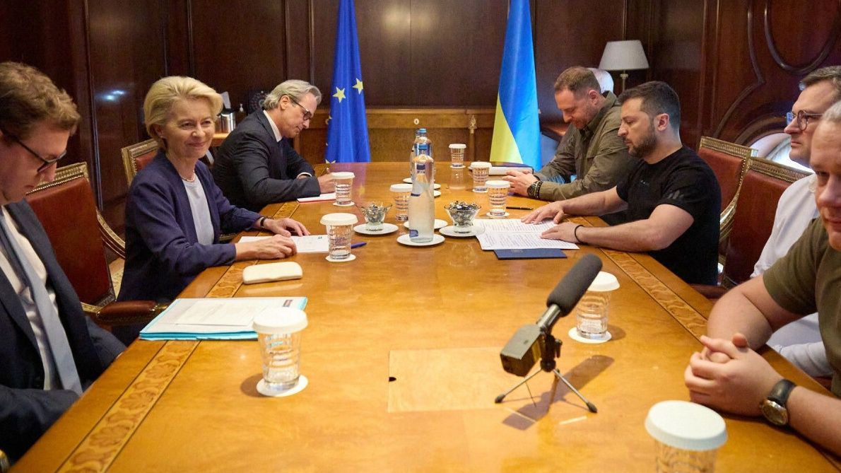 Archiwum zagraniczne East News 2023-08This handout photograph taken and released by the Ukrainian Presidential press service on August 22, 2023, shows President of Ukraine Volodymyr Zelensky (3rd R) attending meeting with President of the European Commission Ursula von der Leyen (3rd L) in the framework of the Ukraine-Balkans Summit held in Athens, Greece. Ukrainian President Volodymyr Zelensky has landed in Athens for an official visit, the Greek prime minister's office said, and would later join an informal dinner with EU and Balkans leaders. (Photo by Handout / UKRAINIAN PRESIDENTIAL PRESS SERVICE / AFP) / RESTRICTED TO EDITORIAL USE - MANDATORY CREDIT "AFP PHOTO / UKRAINIAN PRESIDENTIAL PRESS SERVICE" - NO MARKETING NO ADVERTISING CAMPAIGNS - DISTRIBUTED AS A SERVICE TO CLIENTSHANDOUT