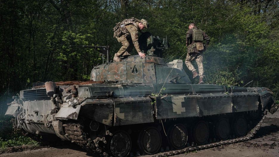 Wojna w Ukrainie - sytuacja w obwodzie donieckimUkrainian soldiers prepare a tank on a road near Slovyansk, eastern Ukraine, on April 26, 2022, amid the Russian invasion of Ukraine. (Photo by Yasuyoshi CHIBA / AFP)YASUYOSHI CHIBA