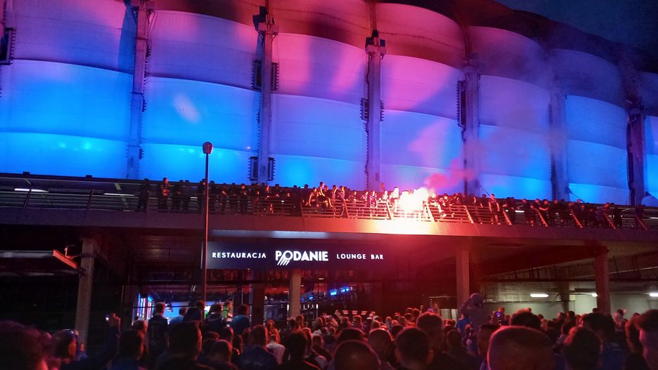 Spontaniczna feta pod stadionem Lecha Poznań z okazji zdobycia tytułu mistrza kraju