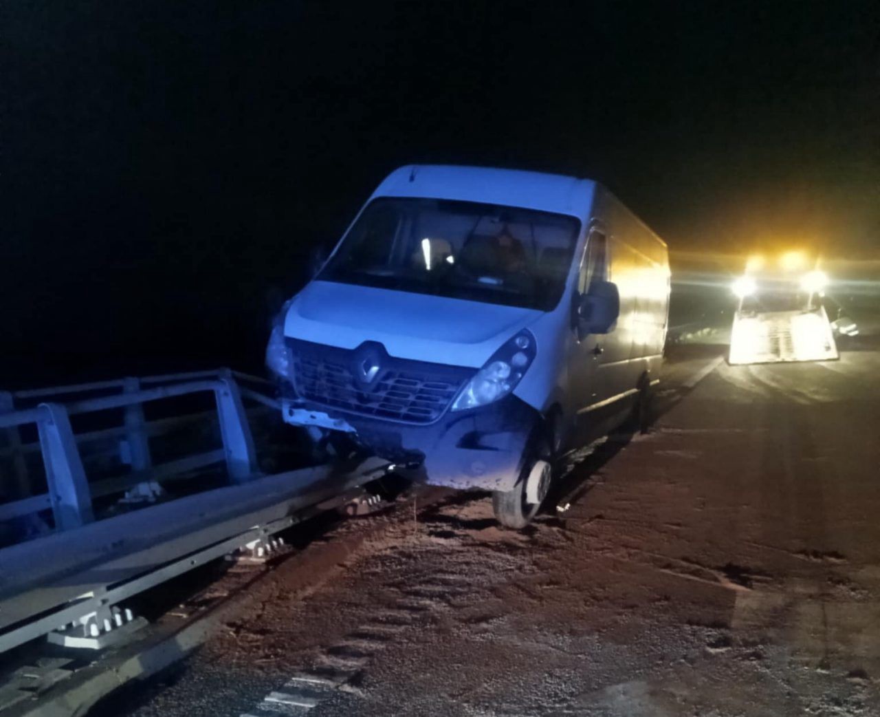 Na ekspresówce auto dostawcze uderzyło w bariery