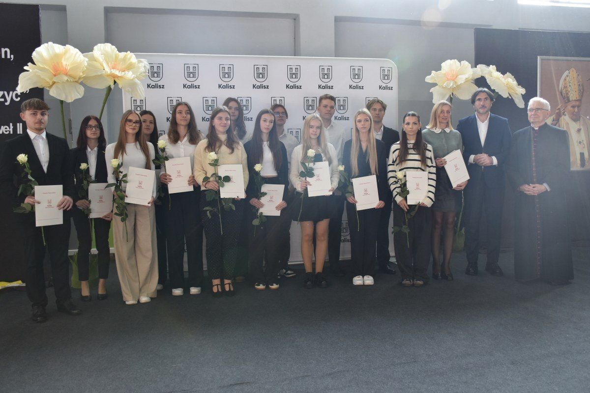 29.10.2025 r. przyznanie stypendiów Jana Pawła II dla kaliskich uczniów szkół średnich