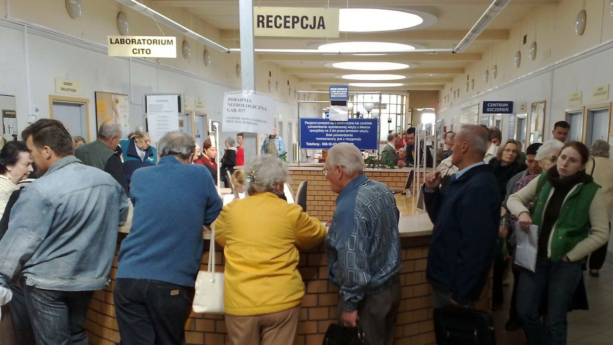 Kolejki do lekarzaPHOTO: WOJCIECH TRACZYK / EAST NEWS WARSZAWA KOLEJKI DO LEKARZA - ZAPISANIE SIE DO SPECJALISTY W PRZYCHODNI GRANICZY Z CUDEM - KOLEJKI DO REJESTRACJI SA STANDARDEM A CZAS OCZEKIWANIA NP NA KARDIOLOGA TO POL ROKU PRZYCHODNIA PACJENT KOLEJKA DO LEKARZA KOLEJKI DO LEKARZY LECZYC SIE NFZ  N/Z KOLEJKA - REJESTRACJA PRZYCHODNIA MSWiA UL WOLOSKA WSZYSTKIE ZDJECIA NA EAST NEWS 7/5/2009WOJCIECH TRACZYK