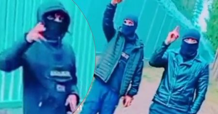 Migranci na granicy z Białorusią wykonują ten gest. Co oznacza?