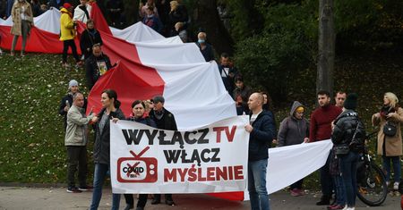 Zdjęcie dnia. W Białymstoku głosili, że COVID to ściema – niektórzy w maseczkach