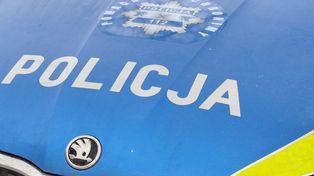 Morąg: Nissan uderzył w drzewo przy cmentarzu w Durach. Dwie osoby w szpitalu