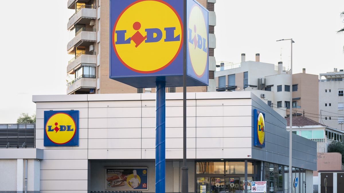 ALICANTE, SPAIN - 2025/11/11: German international discount retail chain supermarket, Lidl, in Alicante. (Photo by Xavi Lopez/SOPA Images/LightRocket via Getty Images)