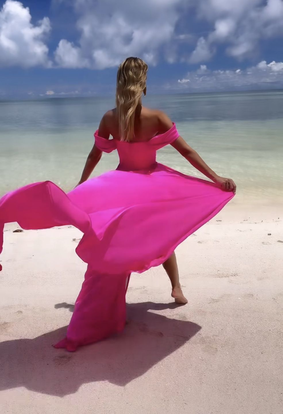 Izabela Janachowska w różowej sukni na plaży