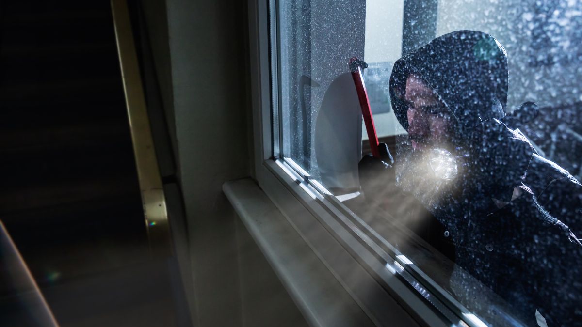 Złodziej obserwuje dom. 