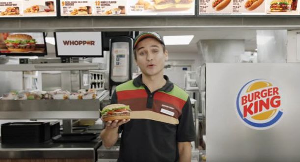 Reklama Burger Kinga kpiąca z Asystenta Google wywołała zamieszanie w Wikipedii (wideo)