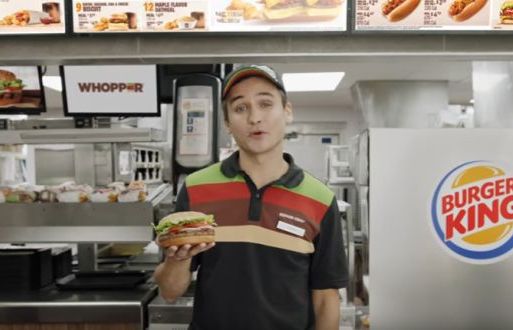 Reklama Burger Kinga kpiąca z Asystenta Google wywołała zamieszanie w Wikipedii (wideo)