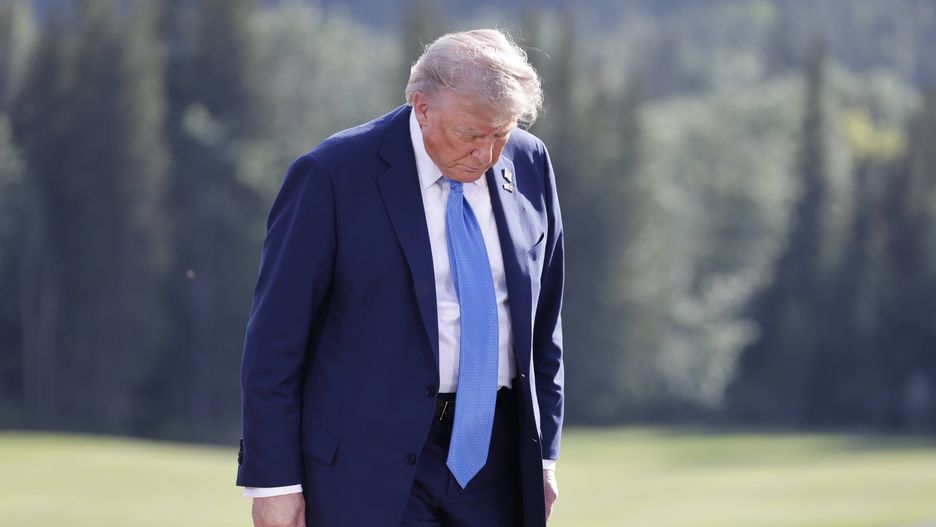 G7 Summit in Canada
epa12180134 US President Donald Trump leaves after a family photo during the Group of Seven (G7) Summit at the Kananaskis Country Golf Course in Kananaskis, Alberta, Canada, 16 June 2025. World leaders are gathered from 15 to 17 June 2025 for the annual G7 Summit.  EPA/LUDOVIC MARIN / POOL 
Dostawca: PAP/EPA.
LUDOVIC MARIN / POOL
Group Photo, Meeting, G7, Summit