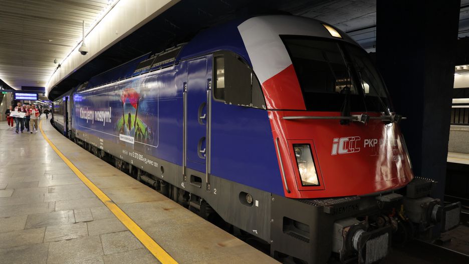 Pasażerowie PKP Intercity mogą kupować bilety "stojące". Podczas takiej podróży trwa poszukiwanie miejsc do siedzenia