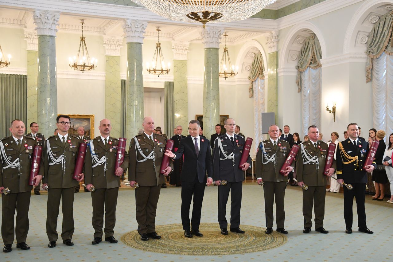 Zwierzchnik sił zbrojnych, prezydent Andrzej Duda wręczył w środę w Pałacu Prezydenckim  nominacje generalskie i admiralską